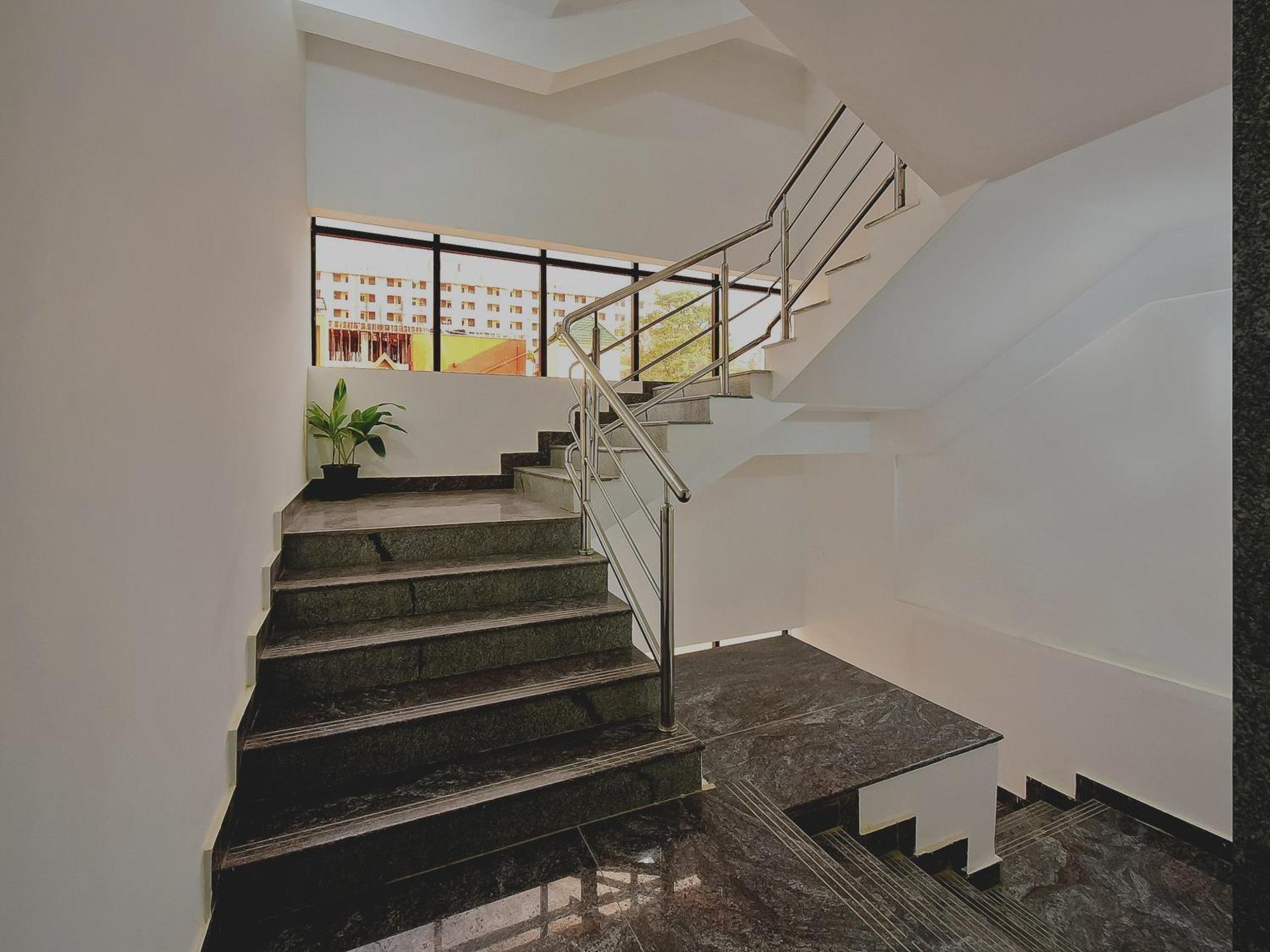 Hotel Super Grand Collection O Near Sarjapur Road Near 7D Voyage Bangalore Esterno foto
